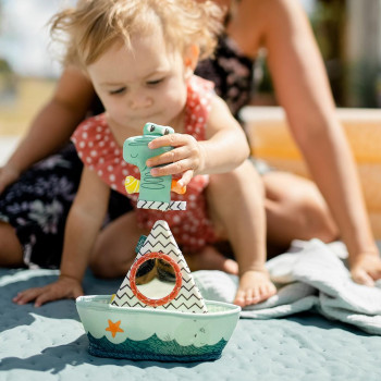 Bath boat with finger puppet